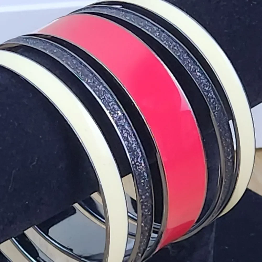 💜Red, Cream, & Sparkly Black 5-Piece Bangle Bracelet Set - Picture 7 of 8